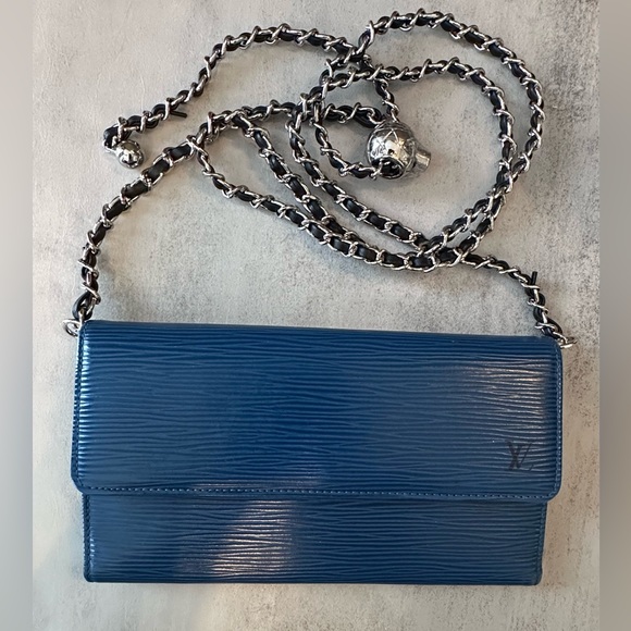 Louis Vuitton Handbags - EUC Authentic Louis Vuitton Vintage Epi Portomone Long Wallet/Crossbody